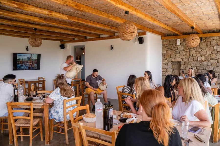 Τραπέζι γευσιγνωσίας κρασιού στη Μύκονο
